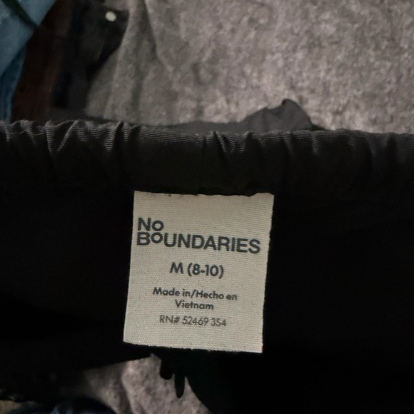 No Boundaries Women’s Black Cargo Pants - Picture 2 of 2